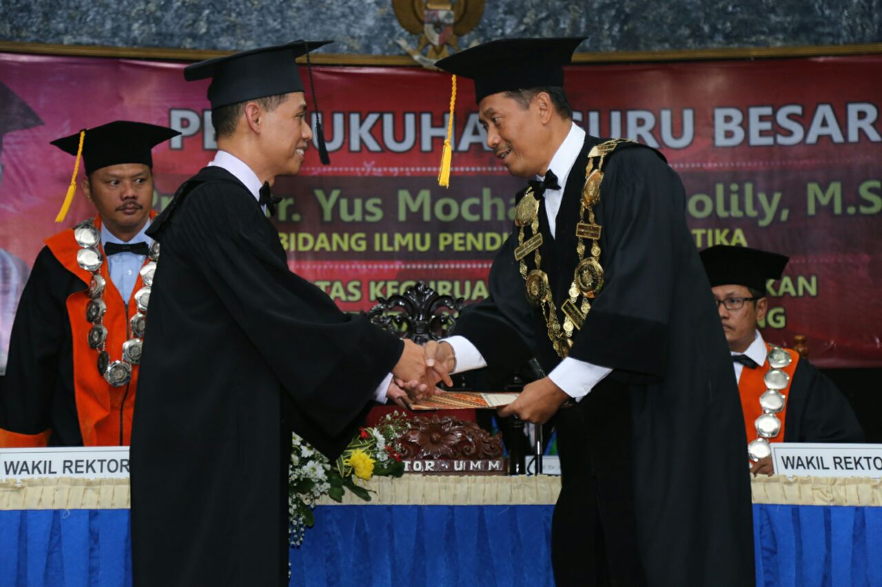 Penyerahan SK Guru Besar oleh Rektor UMM Fauzan pada Prof Dr Yus Mochamad Cholily MSi. Foto: Rino